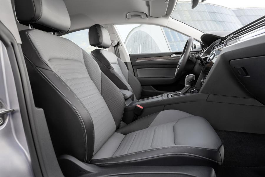 Интерьер Volkswagen Arteon 4Motion Elegance 2017 года  (WW) (фото 22 из 31)